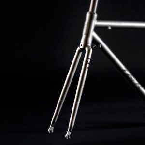 T&K Neo系列鈦合金前叉-C夾-拉絲(3-25/6-4混合材質)(上1-1/8下1-1/2錐形管)(TKRF2)